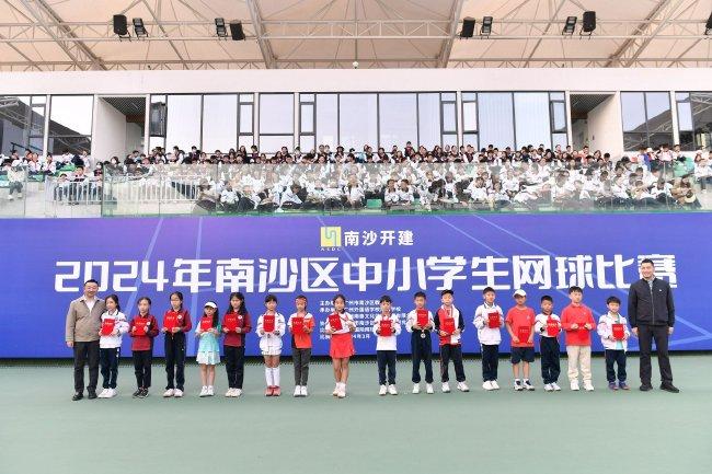 广东省网球运动活动 协会秘书长黄华文、广外附校校长严明堂为小学乙组男女单人赛前八名颁奖