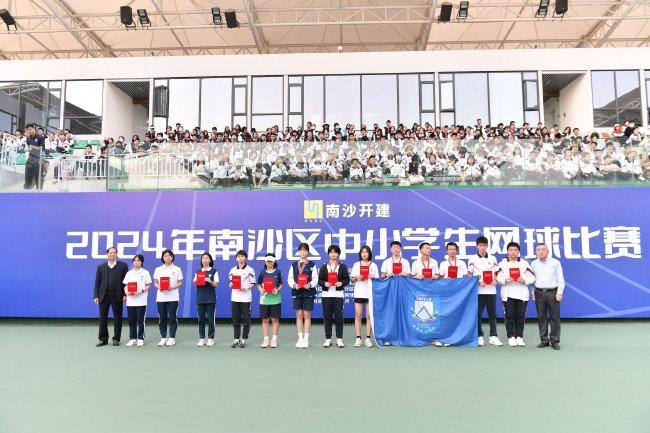 广东省网球运动活动 协会副主席贺东波、南沙华附校长林天伦为高中组男女单人赛前八名颁奖