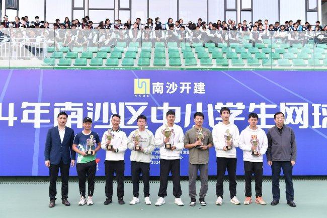 中国网球运动活动 协会主席刘文斌、广州市南沙区人民政府副区长欧阳健华为"小网球运动活动 工程"体育工作者颁奖