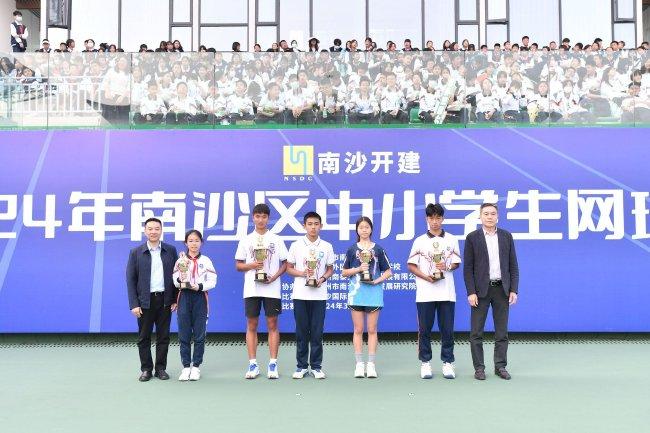 广东省网球运动活动 协会主席麦良、南沙区教育局副局长凌耀东为初中组团体总分颁奖