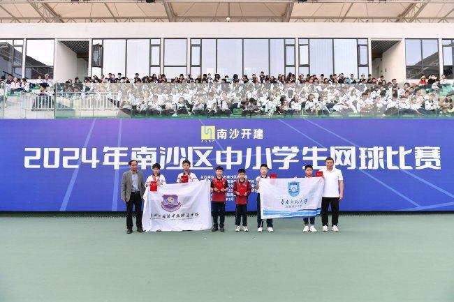 滨海实验学校校长郭坤峰、南沙区教育局体育专干邝建林为小学甲组男子双人赛前六名颁奖