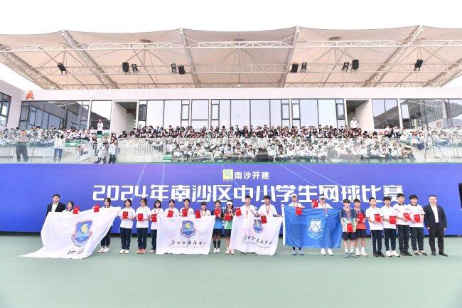 广东省网球运动活动 协会副主席、广州市网球运动活动 协会副会长邱燕山,广东省第二师范学院附属珠江中学校长常志清为初中组男女双人赛前五名颁奖