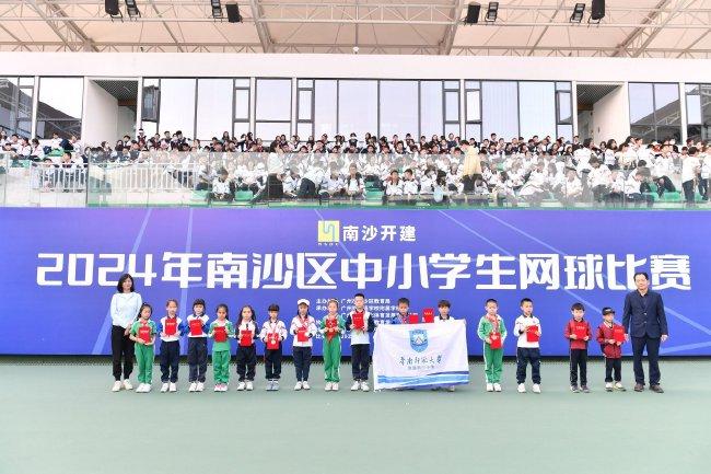 广东省网球运动活动 协会荣誉主席罗耀华、南沙小学副书记殷丹为小学丙组男女单人赛前八名颁奖