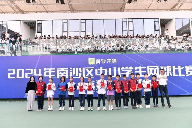 南沙区教育进步 研究院综合部部长刘力海,华师附小校长顾艳为小学甲组男女单人赛前八名颁奖