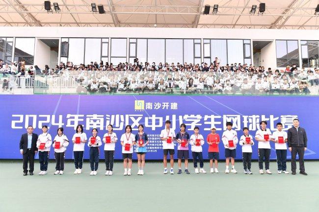 广东省网球运动活动 协会秘书长黄华文、广州外国语学校书记林伟洪为初中组男女单人赛前八名颁奖