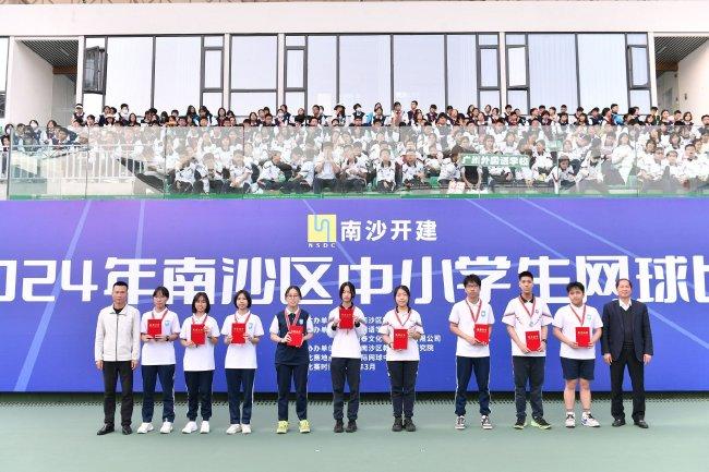 南沙华附校长林天伦、广州南泰文化体育进步 有限公司总经理程堪乔为高中组男女双人赛前三名颁奖